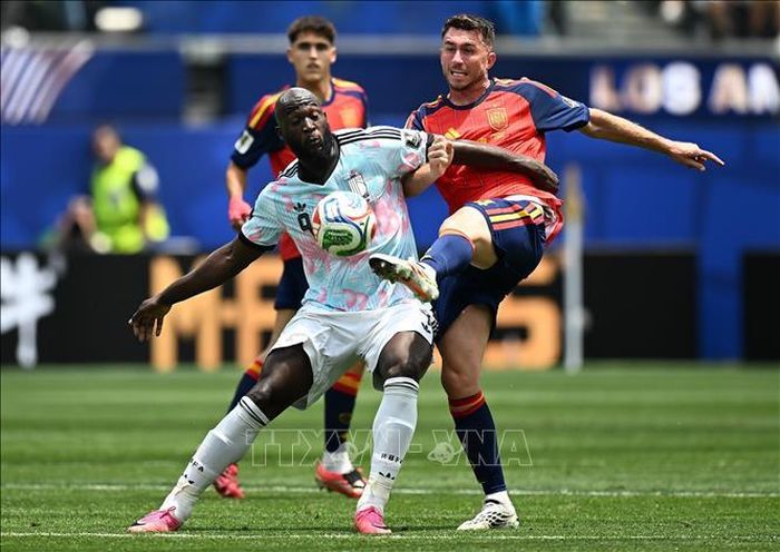 Tiền đạo tuyển Bỉ Romelu Lukaku (trái) nỗ lực tranh chấp bóng với tuyển thủ Tây Ban Nha. Chân sút chủ lực của Bỉ liên tục khuấy đảo hàng phòng ngự Tây Ban Nha những phút cuối trận đấu nhưng không thể giúp đội nhà giành quyền vào bán kết. Ảnh: THX/TTXVN phát.