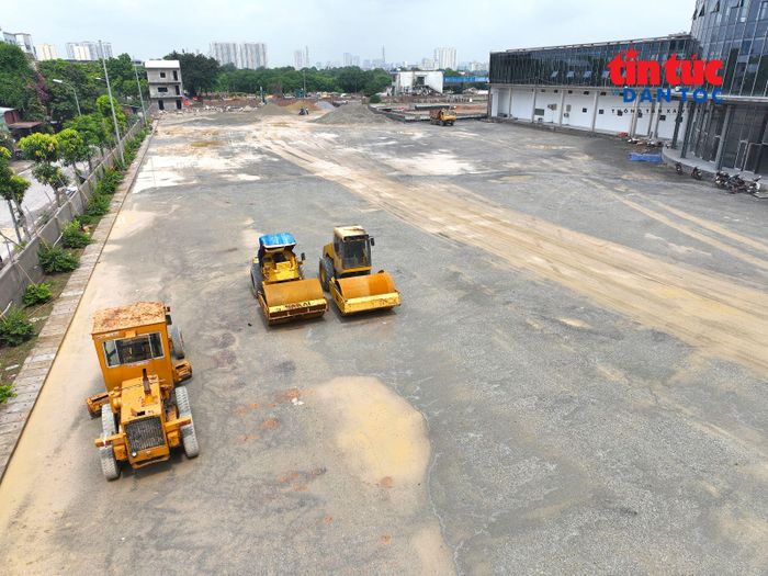 Bến xe Yên Sở là bến xe khách đầu tiên của Hà Nội có thiết kế tầng hầm rộng khoảng 5.000 m2 được dùng làm nơi trông giữ xe cho hành khách.