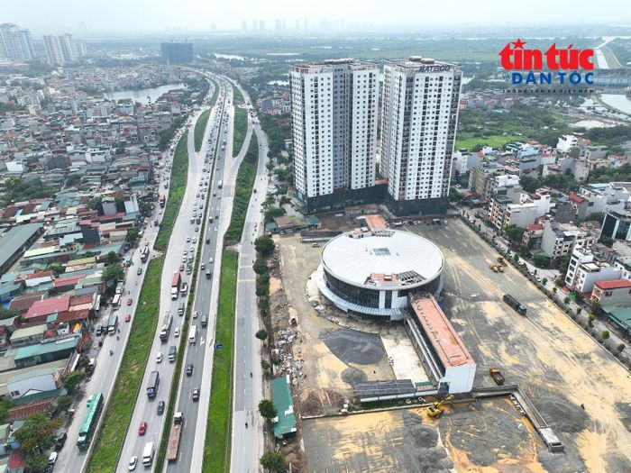 Bến xe Yên Sở nằm sát tuyến Vành đai 3, một trong những trục giao thông huyết mạch của Thủ đô, cách bến xe Nước Ngầm khoảng 2 km và cách bến xe Giáp Bát khoảng 5 km.
