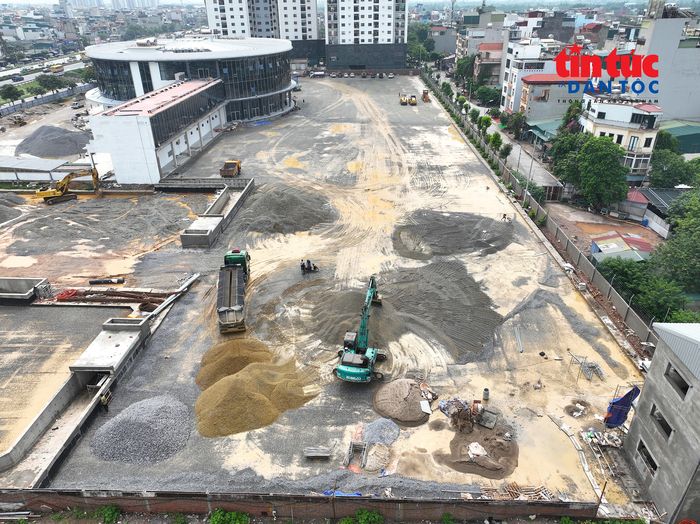 Hệ thống bãi đỗ xe, đường nội bộ cùng các hạng mục kỹ thuật như chiếu sáng, cây xanh, thoát nước, phòng cháy chữa cháy... đang được thi công đồng bộ.