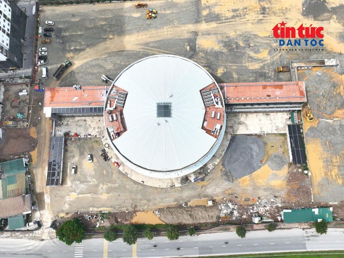 Hạng mục chính là tòa nhà điều hành hình tròn 4 tầng (3 tầng nổi, 1 tầng hầm), diện tích 2.000 m2 có công năng bán vé, showroom cho thuê và kinh doanh đồ ăn nhanh.