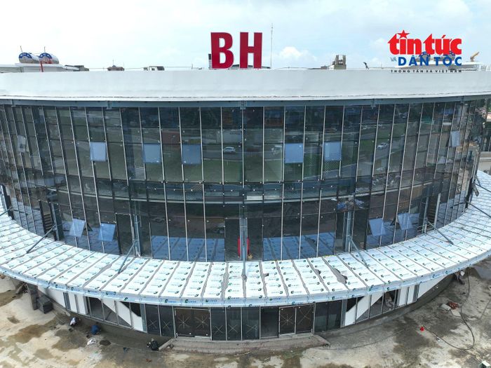 Toàn bộ mặt ngoài công trình được lắp đặt kính cường lực, góp phần tạo diện mạo hiện đại và tối ưu ánh sáng tự nhiên.