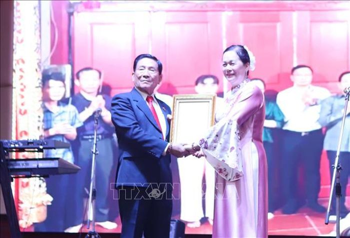 Trao Quyết định thành lập CLB Họ Trần Việt Nam tại Lào. Ảnh: Xuân Tú/PV TTXVN tại Lào