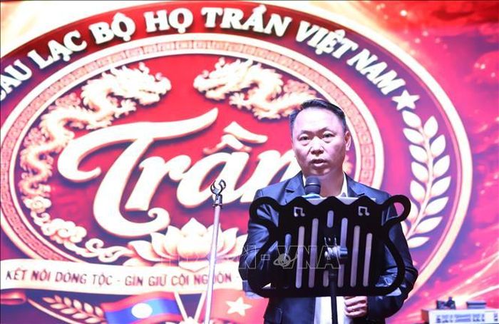 Phó Chủ tịch Câu lạc bộ Họ Trần Việt Nam tại Lào Trần Văn Năng báo cáo phương hướng hành động của Câu lạc bộ. Ảnh: Xuân Tú/PV TTXVN tại Lào
