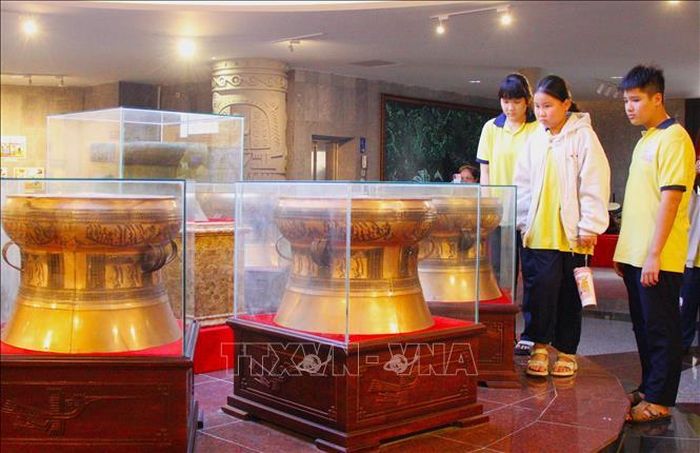Học sinh tham quan Đền thờ Vua Hùng.