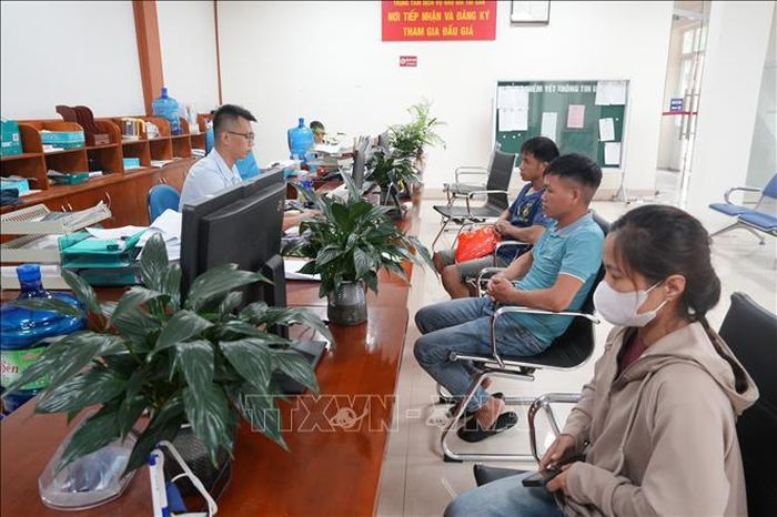 Người dân và doanh nghiệp đến làm thủ tục hành chính tại trung tâm.