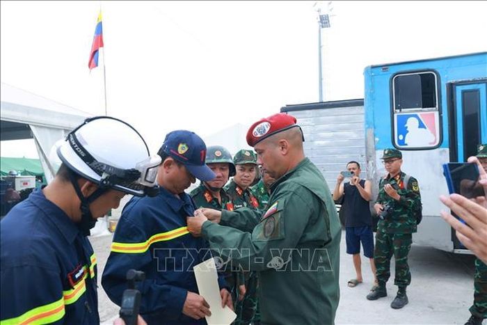 Sáng 6/7/2026 (theo giờ địa phương), thừa ủy quyền của Chính phủ Venezuela, Trung tá Rául Serrano Chacón trao huy chương cho thành viên đoàn Việt Nam. Ảnh: Phi Hùng/PV TTXVN tại Venezuela