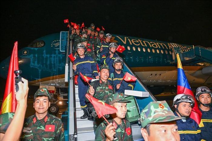 Lực lượng cứu nạn, cứu hộ Viêt Nam về đến Hà Nội, hoàn thành sứ mệnh hỗ trợ Venezuela khắc phục hậu quả trận động đất kép xảy ra hôm 24/6. Ảnh: Phạm Kiên/TTXVN