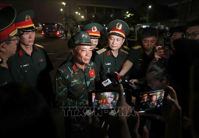 Thiếu tướng Phạm Văn Tỵ, Phó Cục trưởng Cục Cứu hộ - Cứu nạn (Bộ Tổng Tham mưu Quân đội nhân dân Việt Nam), Trưởng đoàn công tác trả lời phỏng vẫn các cơ quan báo chí. Ảnh: An Đăng/TTXVN
