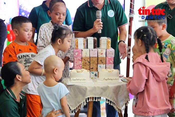 Các em cùng thổi nến, đón sinh nhật chung tại chương trình "Bữa tiệc Ước mơ".