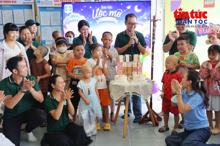 Các em cùng ban tổ chức hát chúc mừng sinh nhật, tạo nên không khí ấm áp giữa hành trình điều trị.