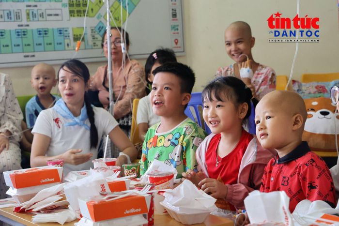 Tiết mục chú hề hoạt náo là một trong những hoạt động được các em yêu thích nhất tại chương trình.
