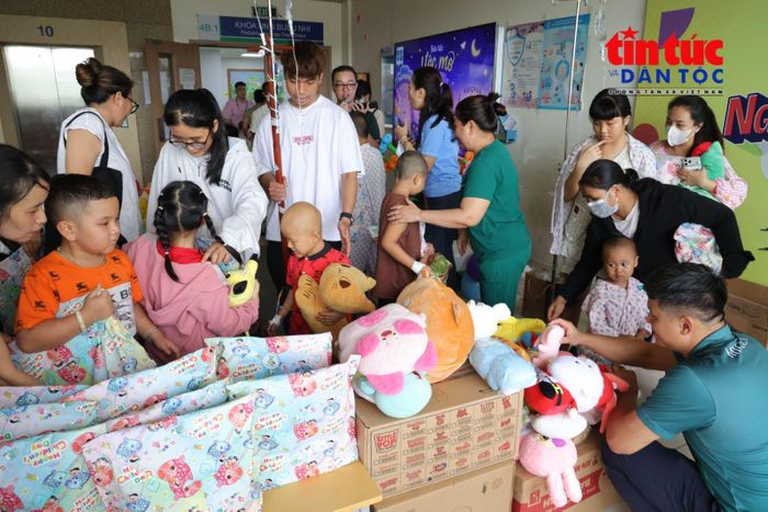 Mỗi em được tự tay lựa chọn một chú gấu bông yêu thích làm quà.