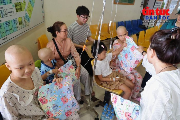 Những món quà được trao tận tay các em, mang đến niềm vui và sự động viên trong quá trình điều trị.