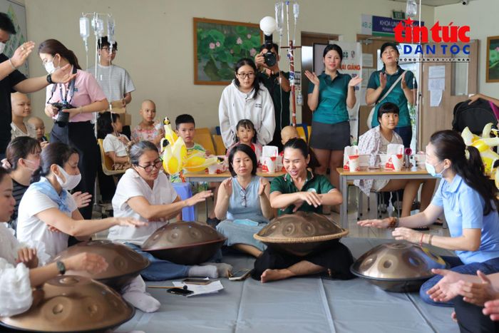Âm thanh từ nhạc cụ handpan mang đến không gian thư giãn, giúp các bệnh nhi có thêm trải nghiệm tích cực trong thời gian điều trị.