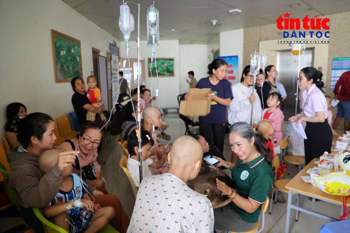 Dù đang trong quá trình truyền thuốc, nhiều em vẫn hào hứng tham gia chương trình "Bữa tiệc Ước mơ".