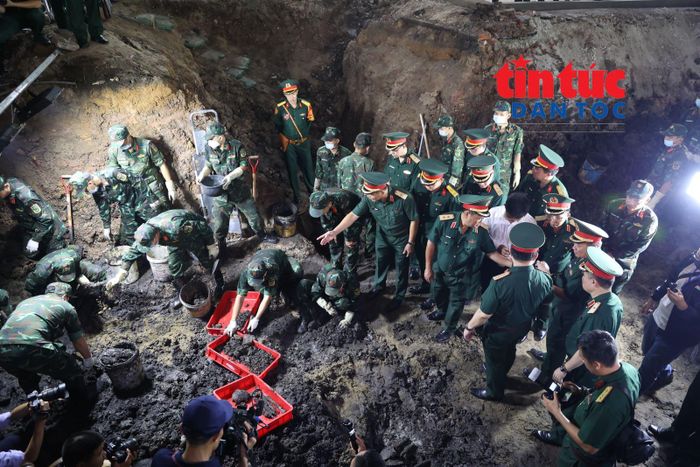 Đoàn công tác của Tổng cục Chính trị Quân đội nhân dân Việt Nam kiểm tra công tác tìm kiếm hài cốt liệt sĩ.
