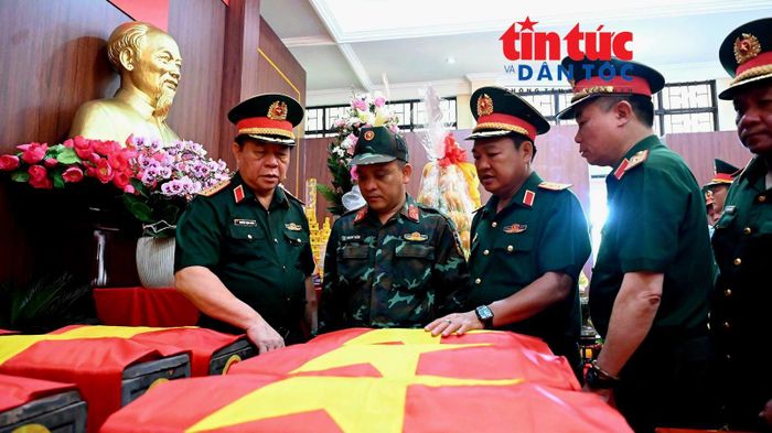 Đại tướng Nguyễn Trọng Nghĩa kiểm tra các hài cốt liệt sĩ sau khi được tìm thấy tại Nhà tưởng niệm.