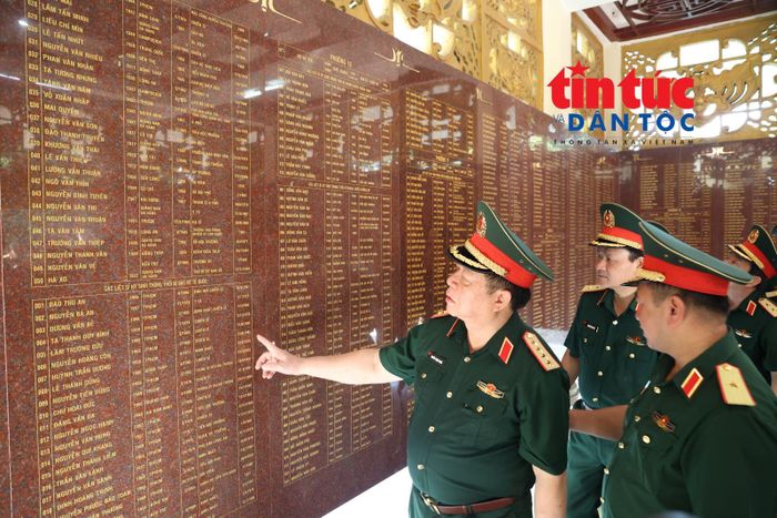Đại tướng Nguyễn Trọng Nghĩa tham quan Nhà bia tưởng niệm các Anh hùng liệt sĩ hy sinh trong cuộc Tổng tiến công và nổi dậy Xuân Mậu Thân 1968.