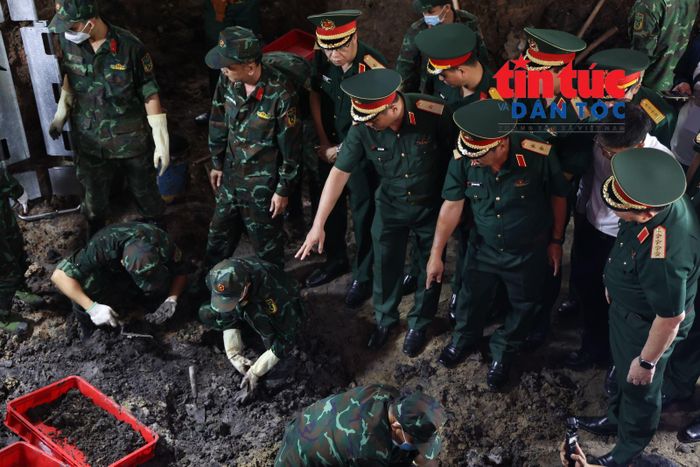 Đại tướng Nguyễn Trọng Nghĩa kiểm tra công tác tìm kiếm các hài cốt liệt sĩ.