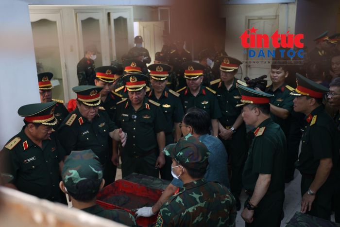 Đại tướng Nguyễn Trọng Nghĩa kiểm tra bên trong khu vực nhà lấy mẫu và lưu mẫu.