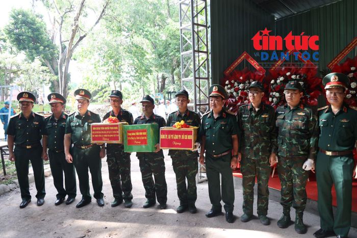 Đoàn công tác của Tổng cục Chính trị Quân đội nhân dân Việt Nam thăm hỏi lực lượng tìm kiếm hài cốt liệt sĩ.