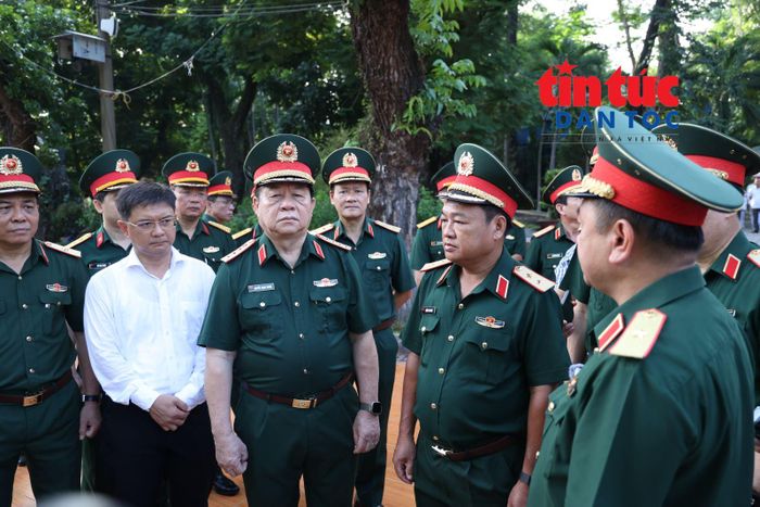 Đại tướng Nguyễn Trọng Nghĩa cùng Đoàn công tác của Tổng cục Chính trị Quân đội nhân dân Việt Nam nghe báo cáo công tác tìm kiếm hài cốt liệt sĩ.