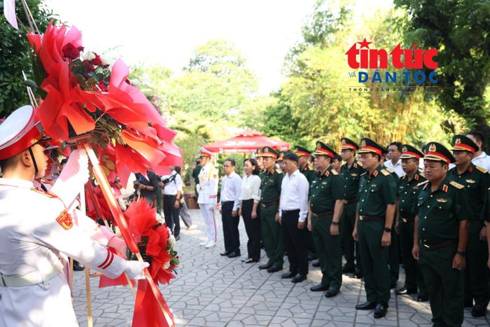Đoàn công tác của Tổng cục Chính trị Quân đội nhân dân Việt Nam dâng hoa, dâng hương tại Tượng đài Cố Tổng Bí thư Trần Phú.