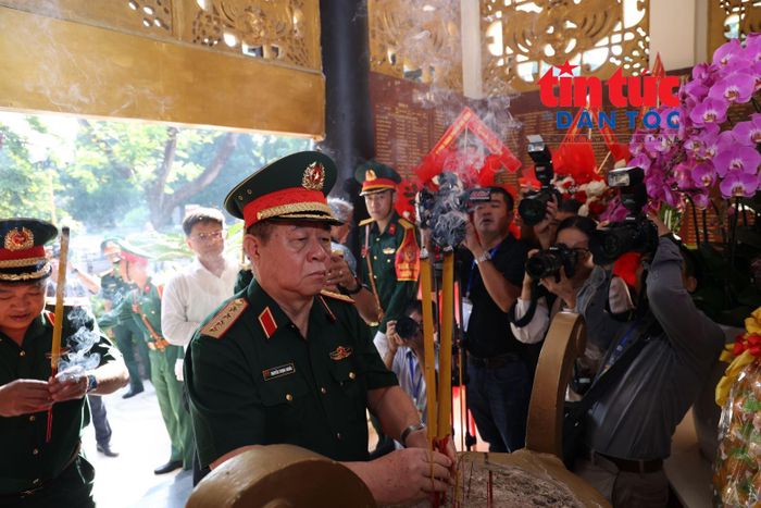 Đại tướng Nguyễn Trọng Nghĩa dâng hương tại Nhà bia tưởng niệm các Anh hùng liệt sĩ hy sinh trong cuộc Tổng tiến công và nổi dậy Xuân Mậu Thân 1968.