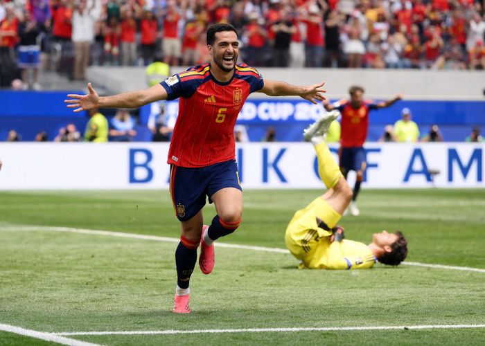 Tiền vệ Mikel Merino (số 6) ăn mừng sau khi ghi bàn thắng thứ hai quyết định, đưa Tây Ban Nha vào bán kết. Ảnh: AFP/TTXVN (Ảnh không cho phép bên thứ 3 khai thác, chia sẻ lại)