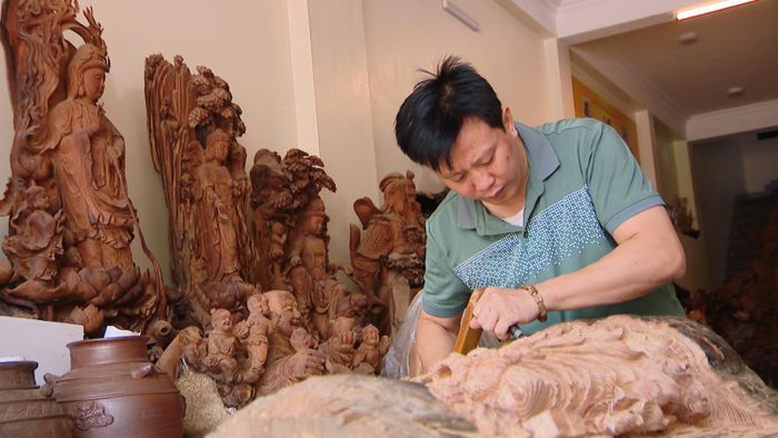 Người dân Thư Lâm sản xuất gỗ mỹ nghệ cao cấp.