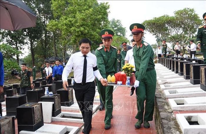 Phó Thủ tướng Chính phủ Nguyễn Văn Thắng thực hiện nghi lễ truy điệu, án táng 63 hài cốt liệt sỹ.