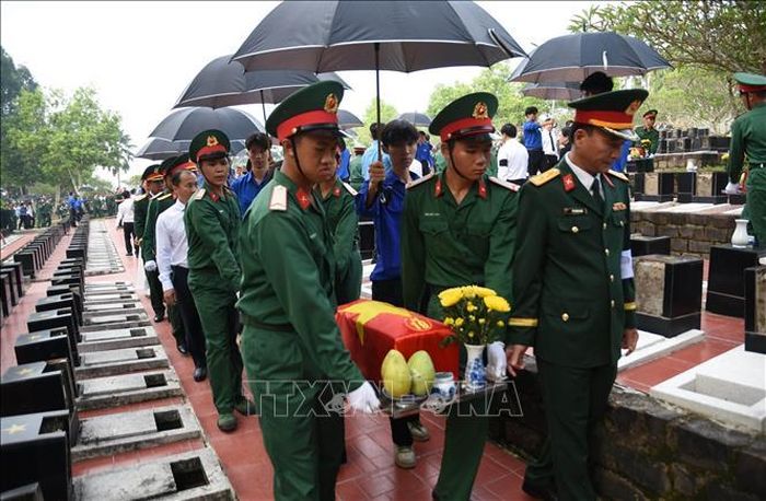 Lễ truy điệu, an táng 63 hài cốt liệt sĩ hy sinh trong thời kỳ chiến tranh qua các thời kỳ ở trong nước và nước bạn Campuchia.