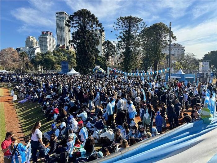 Hơn 140 nghìn cổ động viên Argentina mang theo cờ, áo đấu, trống và kèn tập trung trước màn hình khổng lồ để theo dõi trận đấu với đội tuyển Ai Cập. Ảnh: Diệu Hương/phóng viên TTXVN tại Nam Mỹ