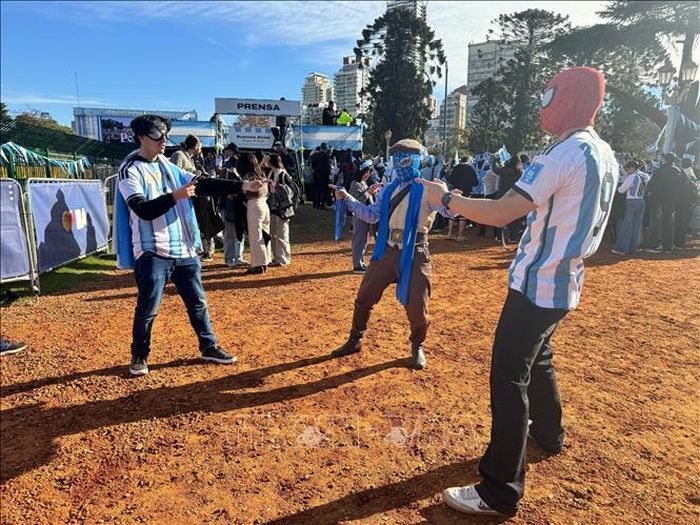 Các cổ động viên Argentina vui mừng trước chiến thắng lội ngược dòng của Albiceste. Ảnh: Diệu Hương/PV TTXVN tại Argentina