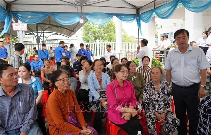 Ông Huỳnh Quốc Việt, Phó Bí thư Tỉnh ủy Cà Mau trò chuyện với người dân tại lễ ra quân khám sức khỏe, khám sàng lọc đợt 4 cho người dân năm 2026 tại xã Phong Thạnh.