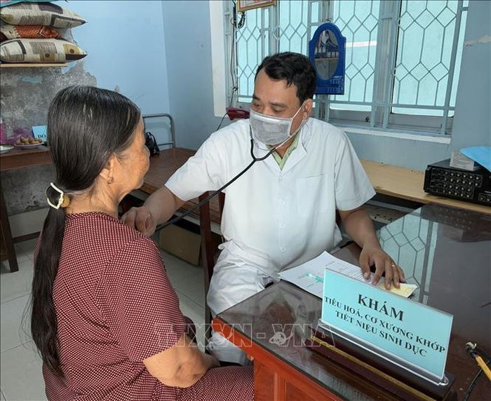 Các y, bác sĩ thực hiện khám và hướng dẫn người dân cách chăm sóc sóc khỏe phù hợp tại Trạm y tế Vĩnh Lợi.