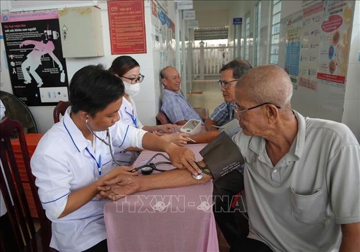 Người dân được đo huyết áp trước khi thực hiện các bước thăm khám.