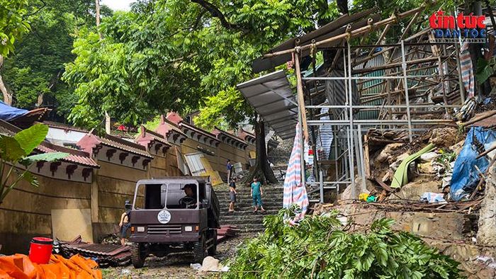Khung sắt, mái tôn của các điểm kinh doanh được tháo dỡ dọc lối lên động Tiên Sơn.