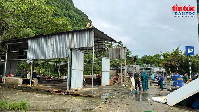 Các công trình kinh doanh tạm tại khu vực bến, bãi được tháo dỡ theo kế hoạch chỉnh trang.