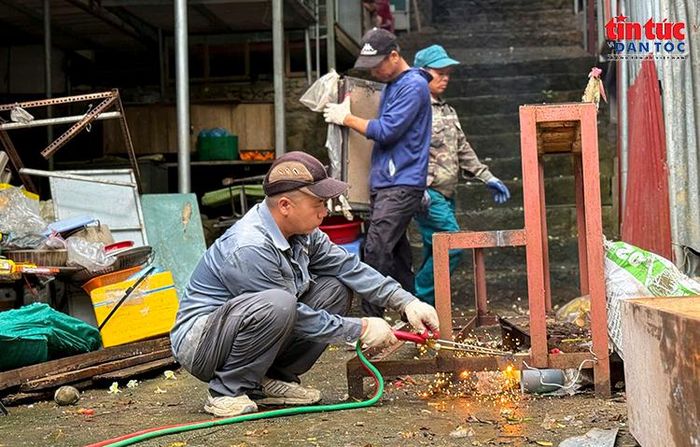 Công nhân cắt dỡ các hạng mục bằng sắt tại một điểm kinh doanh trong Khu di tích Chùa Hương.