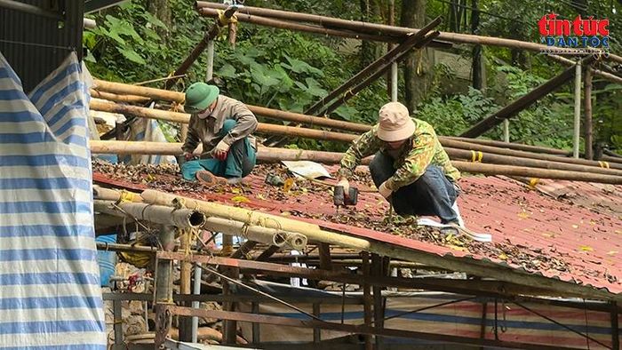 Các lực lượng tham gia tháo dỡ mái che, công trình tạm nhằm chỉnh trang cảnh quan Chùa Hương.