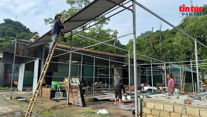 Người dân tháo dỡ mái tôn, khung sắt để di chuyển tài sản khỏi khu vực kinh doanh.