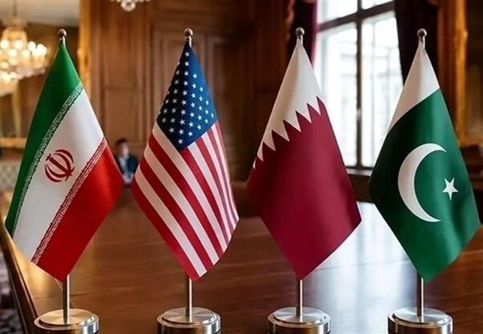 Quốc kỳ Iran (trái) và Mỹ (thứ 2, trái) tại vòng đàm phán ở Thụy Sỹ vào cuối tháng 6/2026. Ảnh: IRNA/TTXVN phát