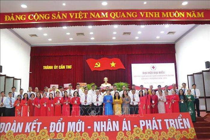 Ban Chấp hành nhiệm kỳ 2025 - 2030 và Đoàn đại biểu đi dự Đại hội đại biểu toàn quốc Hội Chữ thập đỏ Việt Nam lần thứ XII ra mắt đại hội.