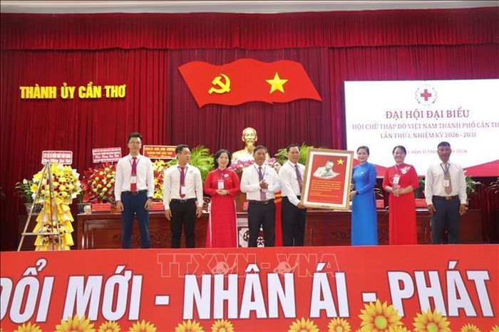 Bà Đỗ Thị Thu Thảo, Đại biểu Quốc hội khóa XVI, Chủ tịch Trung ương Hội Chữ thập đỏ Việt Nam tặng quà cho Đại hội Hội chữ thập đỏ Việt Nam thành phố Cần Thơ.