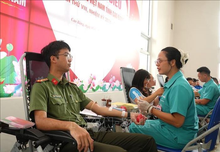 Lực lượng vũ trang Cao Bằng tham gia hiến máu tình nguyên.