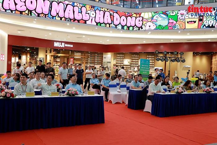 Các đại biểu tham dự lễ khai mạc.