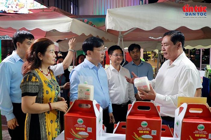Đại biểu tham quan, tìm hiểu sản phẩm gạo ST25 được trưng bày tại Tuần lễ.