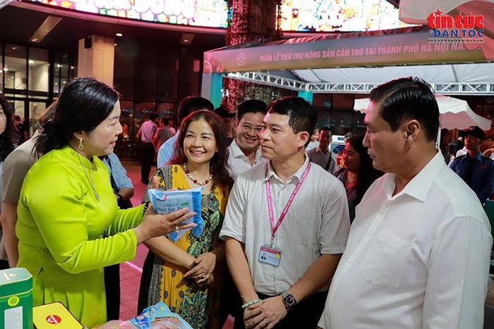 Doanh nghiệp Cần Thơ giới thiệu sản phẩm đặc trưng tới đại biểu và các đơn vị phân phối tại Hà Nội.